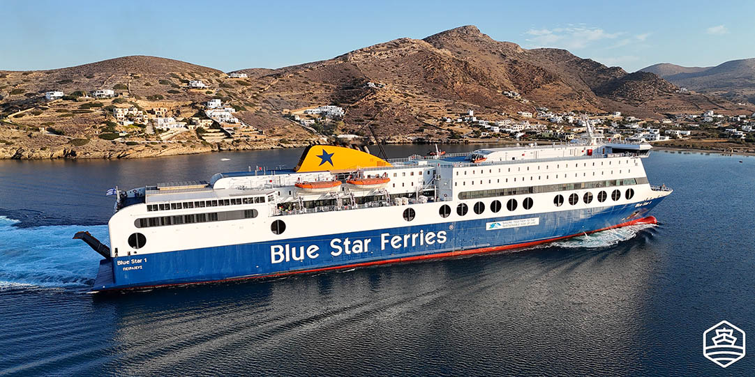 Das Schiff Blue Star 2 läuft in den Hafen der Insel Ios ein