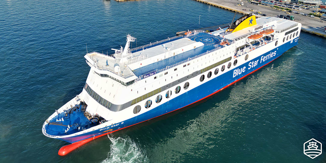 Vista aerea della nave Blue Star 2 nel porto del Pireo, vicino ad Atene
