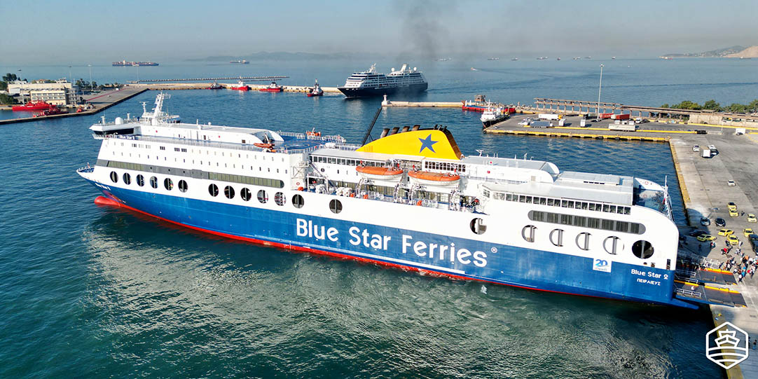 La nave Blue Star 2 nel porto del Pireo, vicino ad Atene
