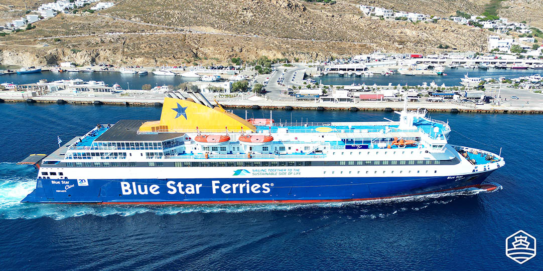 La nave Blue Star Chios in arrivo a Mykonos