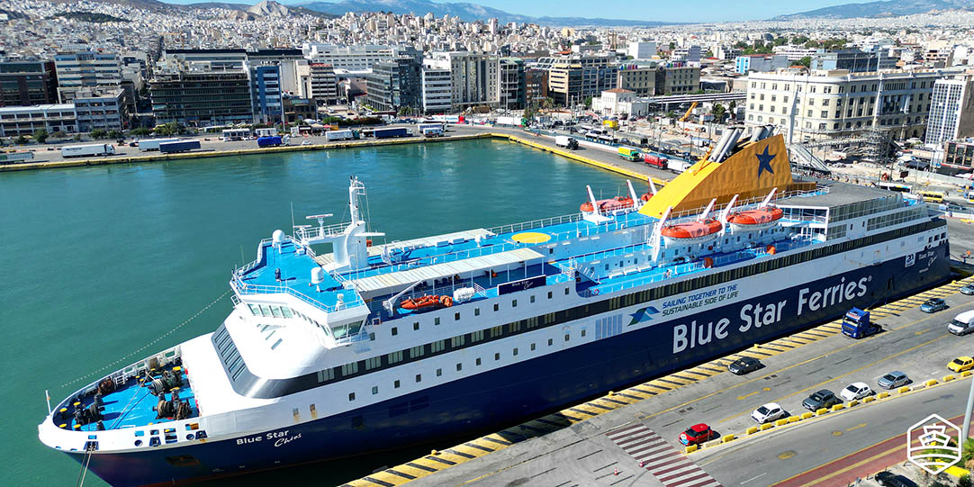 La nave Blue Star Chios mentre attracca al porto del Pireo, vicino ad Atene