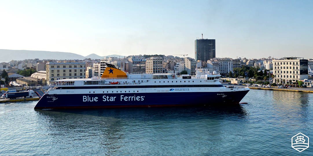 La nave Blue Star Paros in partenza dal porto del Pireo, vicino ad Atene