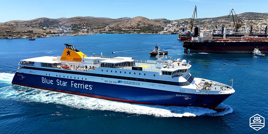 La nave Blue Star Paros in arrivo al porto di Syros, Ermoupoli
