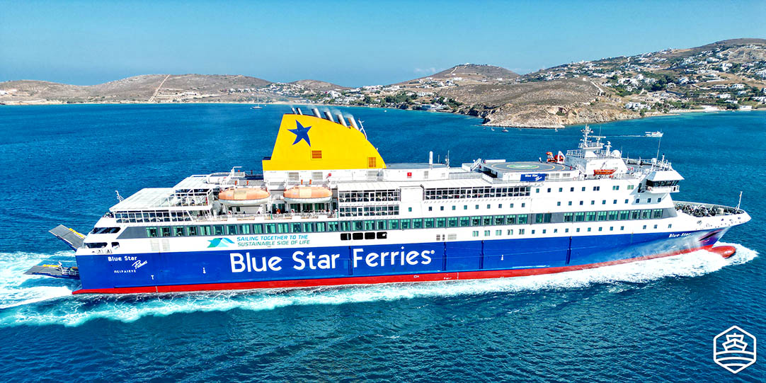 Das Schiff Blue Star Patmos bei der Ankunft auf Paros