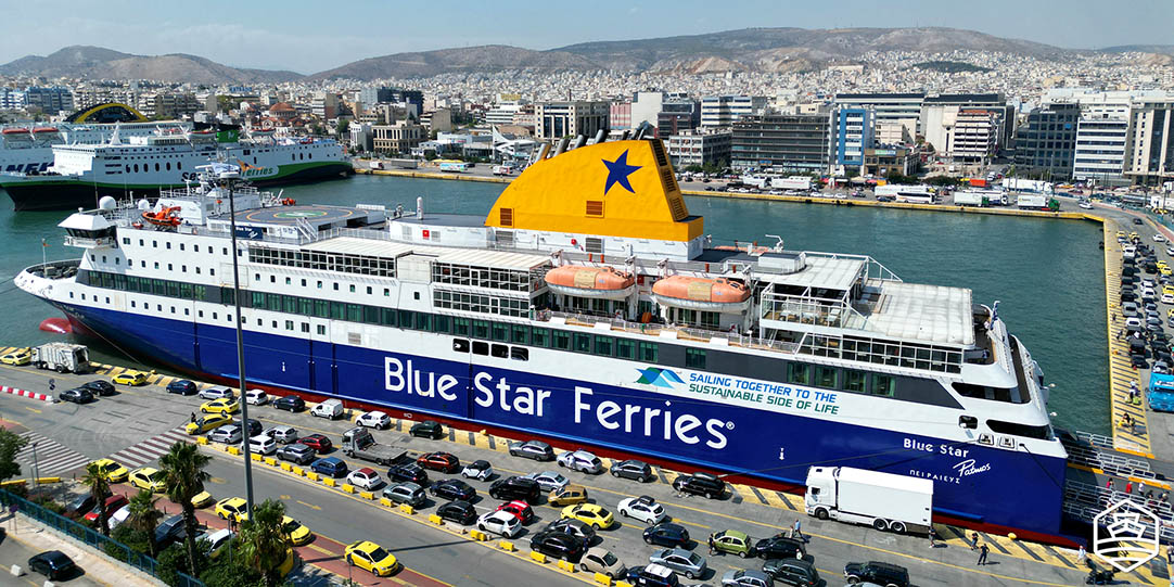 Das Schiff Blue Star Patmos abfahrbereit im Hafen von Piräus