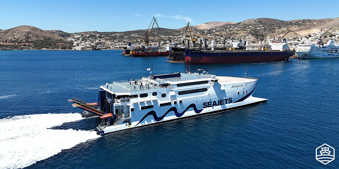 Das Hochgeschwindigkeitsschiff Champion Jet 1 bei der Ankunft im Hafen von Syros
