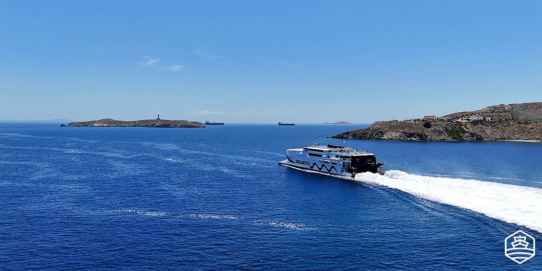 Die Champion Jet 1 beim Verlassen des Hafens von Ermoupolis