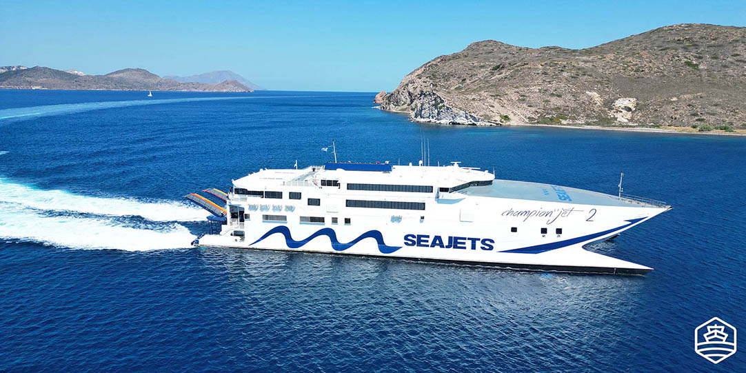 Die Hochgeschwindigkeitsfähre Champion Jet 2 bei der Ankunft auf der Insel Milos