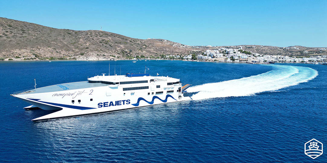 Die Hochgeschwindigkeitsfähre Champion Jet 2 verlässt die Insel Milos