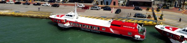 Das Hochgeschwindigkeitsschiff Flying Dolphin XVII von Hellenic Seaways im Hafen von Piräus