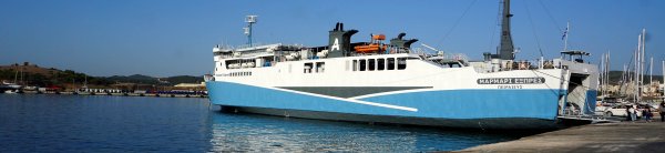 Die konventionelle Fähre Marmari Express von Karystia hat im Hafen von Kea festgemacht