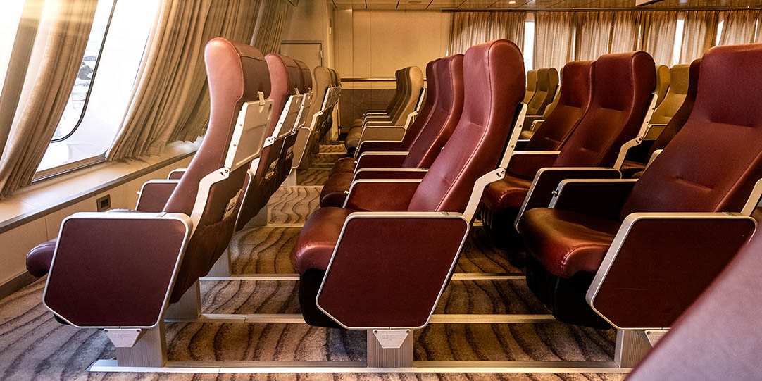 Sitzbereich der Business / Club Class an Bord der Olympic Champion Jet