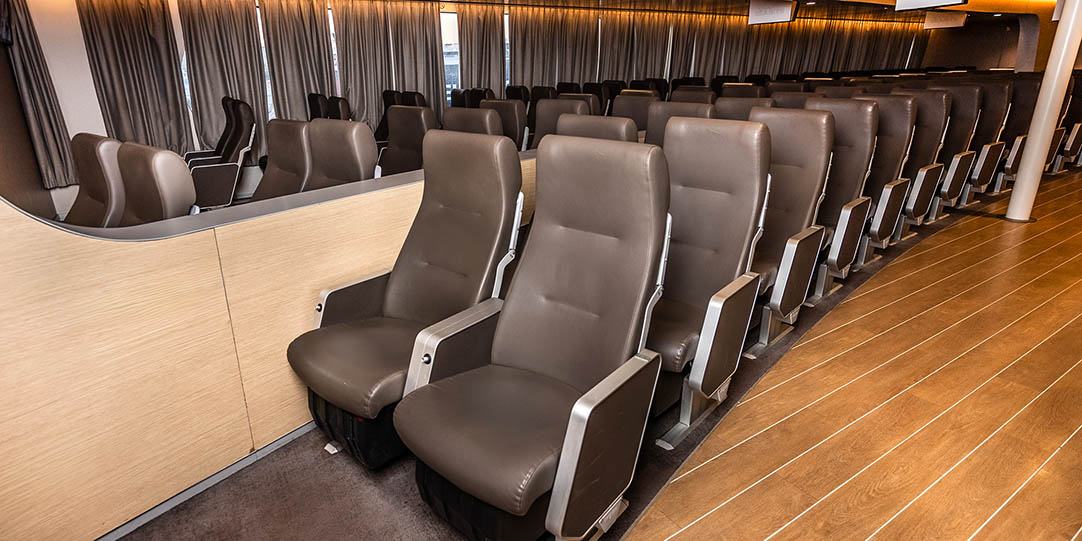 Sitzbereich der Economy / Silver Class an Bord der Olympic Champion Jet