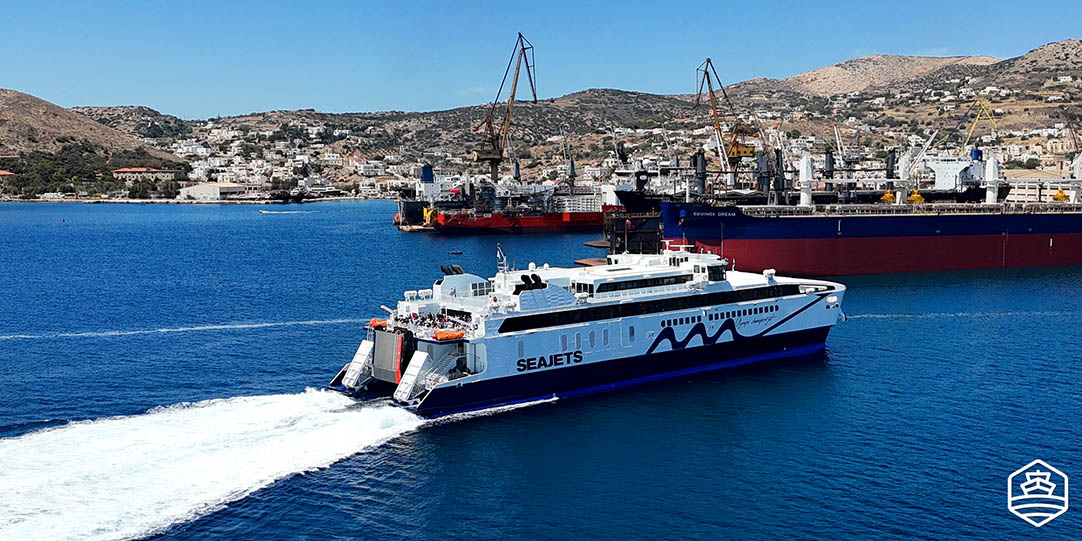 Olympic Champion Jet bei der Einfahrt in den Hafen von Syros