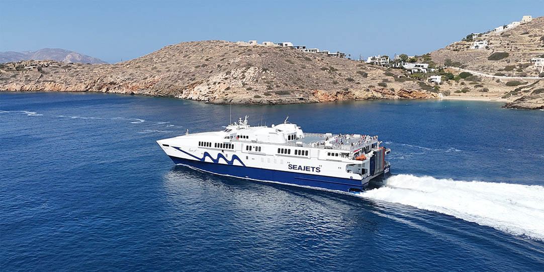 Die Power Jet verlässt die Insel Milos
