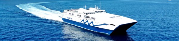 Die Hochgeschwindigkeitsfähre Power Jet von Seajets bei der Ankunft im Hafen von Santorini