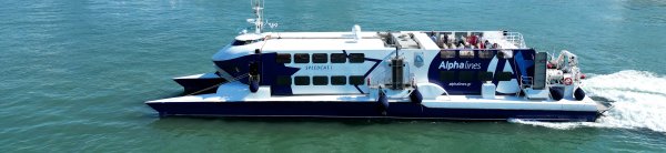 Il traghetto ad alta velocità Speed Cat I di Alpha Lines lascia il porto del Pireo