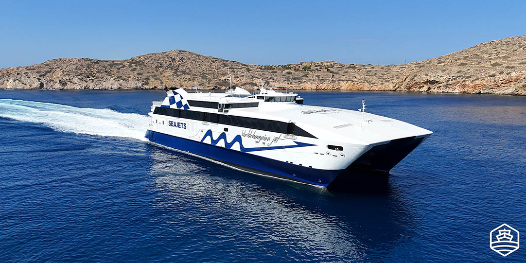 Το πλοίο WorldChampion Jet προσεγγίζει το λιμάνι της Ίου